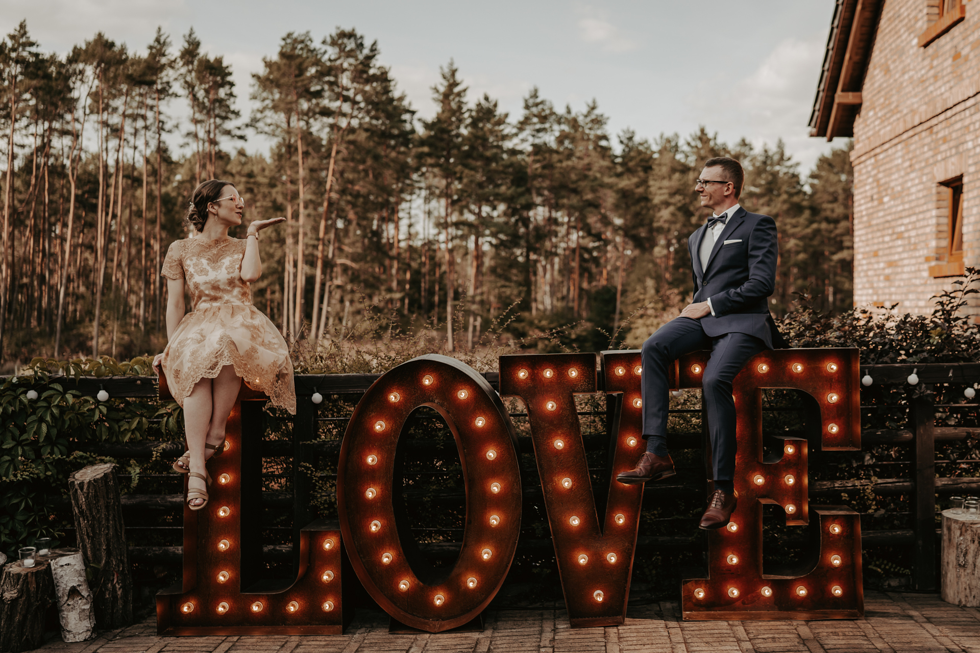 Rustykalny napis LOVE na wesele - sesja zdjęciowa Pary Młodej na tarasie W Sam Las w Barnówku