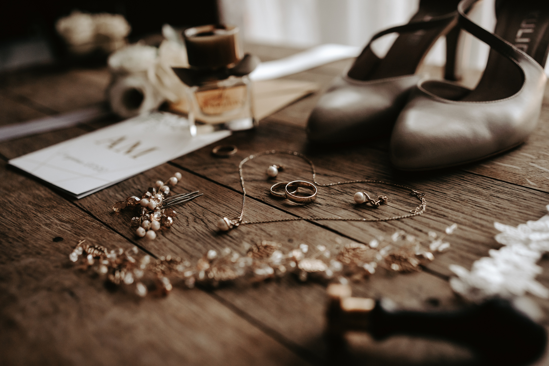 Biżuteria i buty Panny Młodej