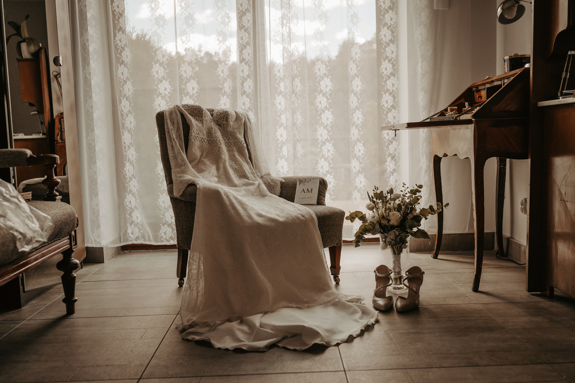 Suknia ślubna Panny Młodej w apartamencie W Sam Las