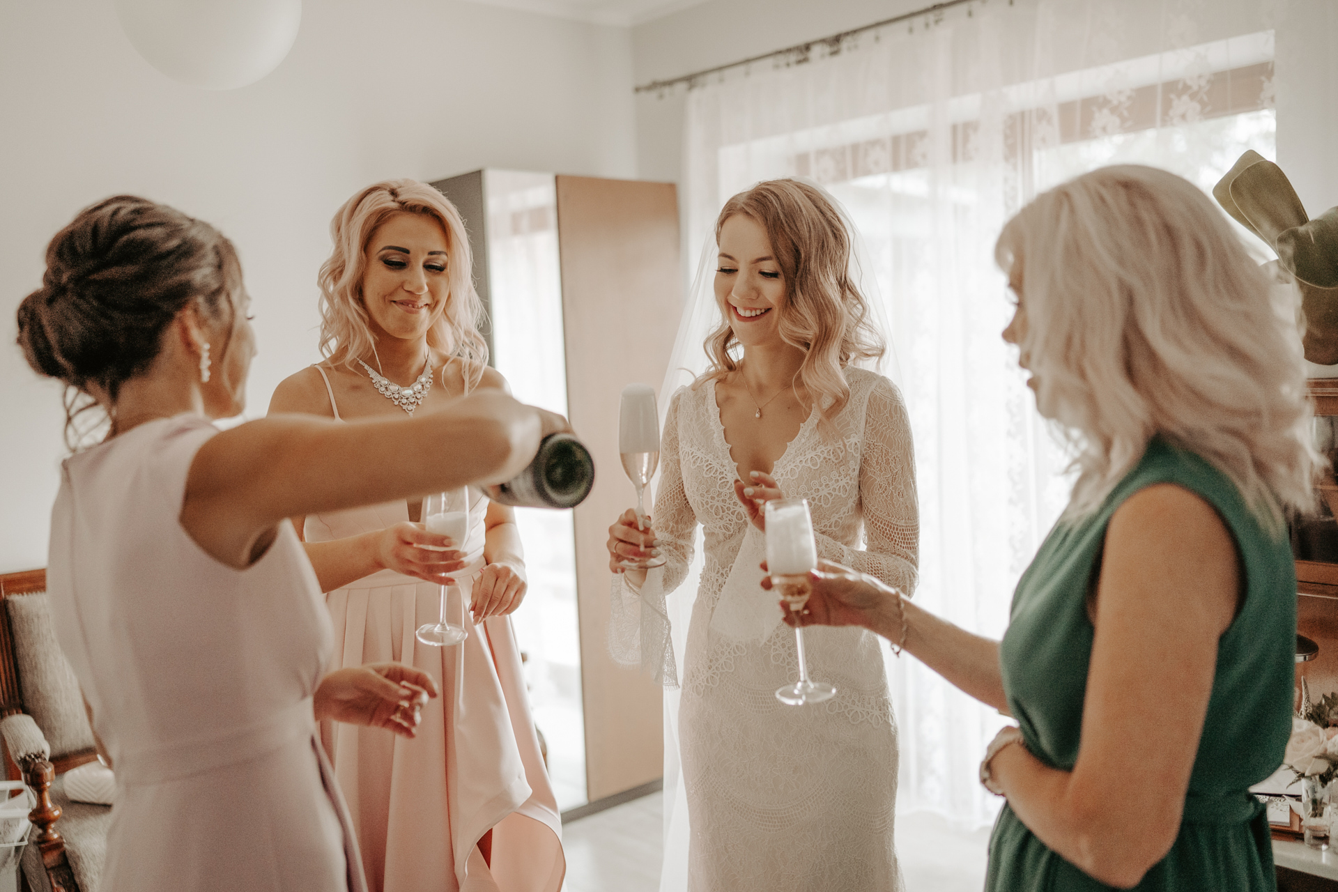 Przygotowania do ślubu Panny Młodej, szampan ze świadkową i rodzicami