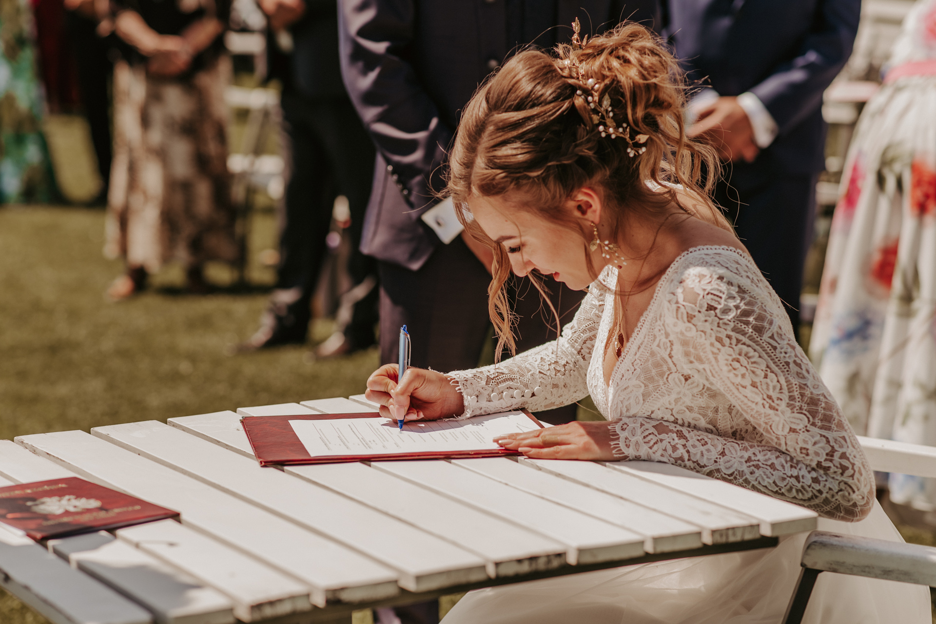 Podpisanie dokumentów po ślubie cywilnym - Panna Młoda