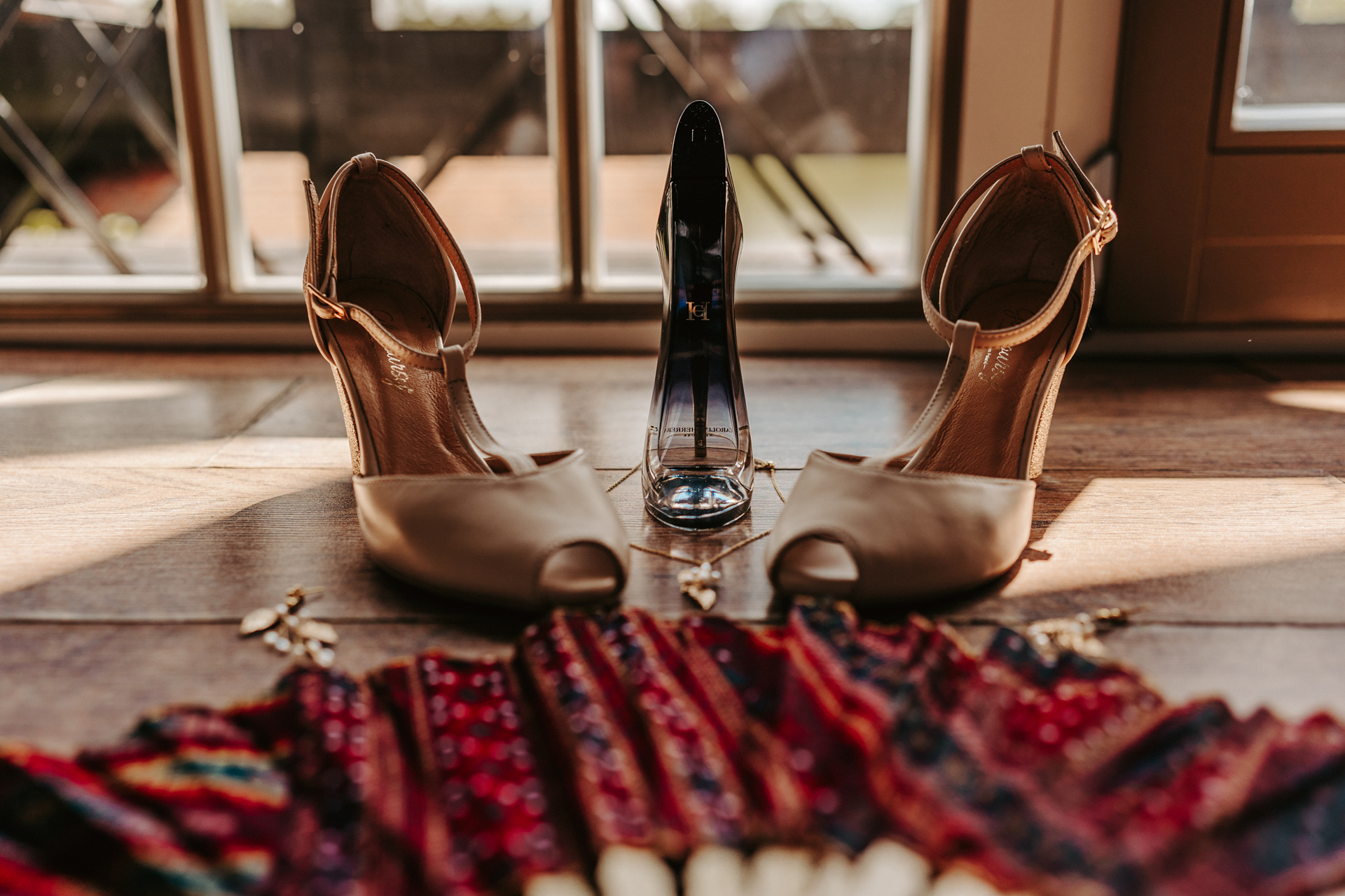 Detale ślubne Panny Młodej - buty, kolczyki, perfum oraz wachlarz
